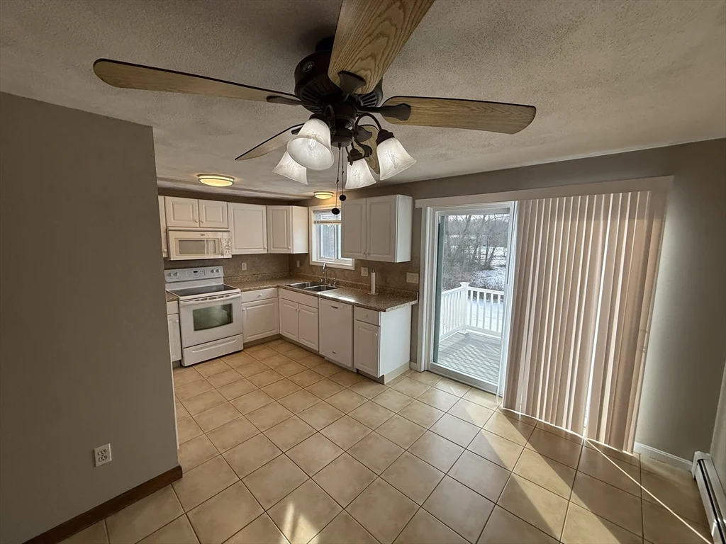 3 bed, 1 bath apartment for rent at 59 Elm St Unit RIGHT, Rehoboth — photo 4 of 16