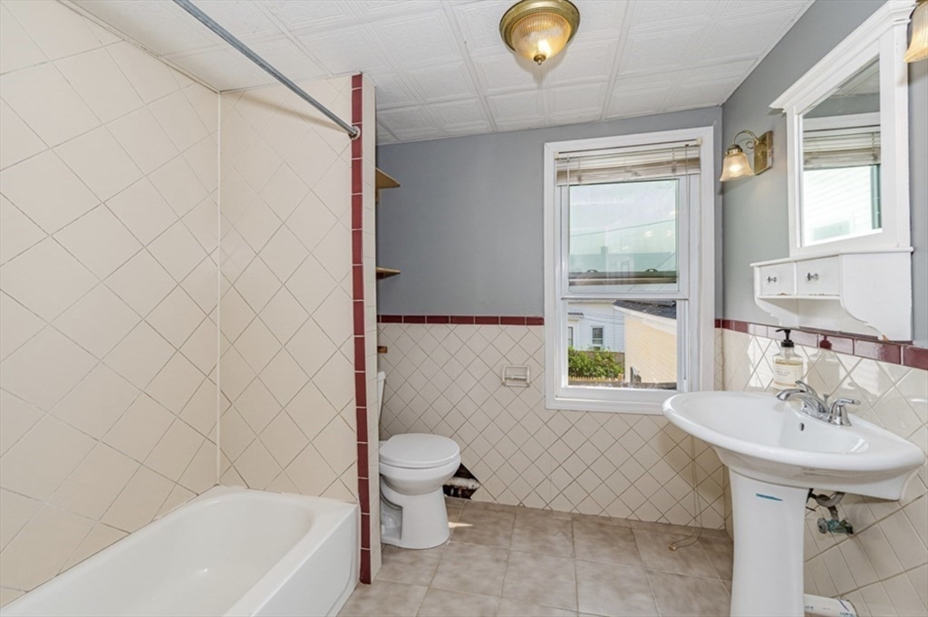 4 bed, 2 bath apartment for rent at 59 Fulton St, Lowell — photo 8 of 13