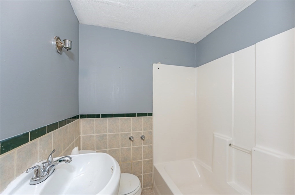 4 bed, 2 bath apartment for rent at 59 Fulton St, Lowell — photo 6 of 13