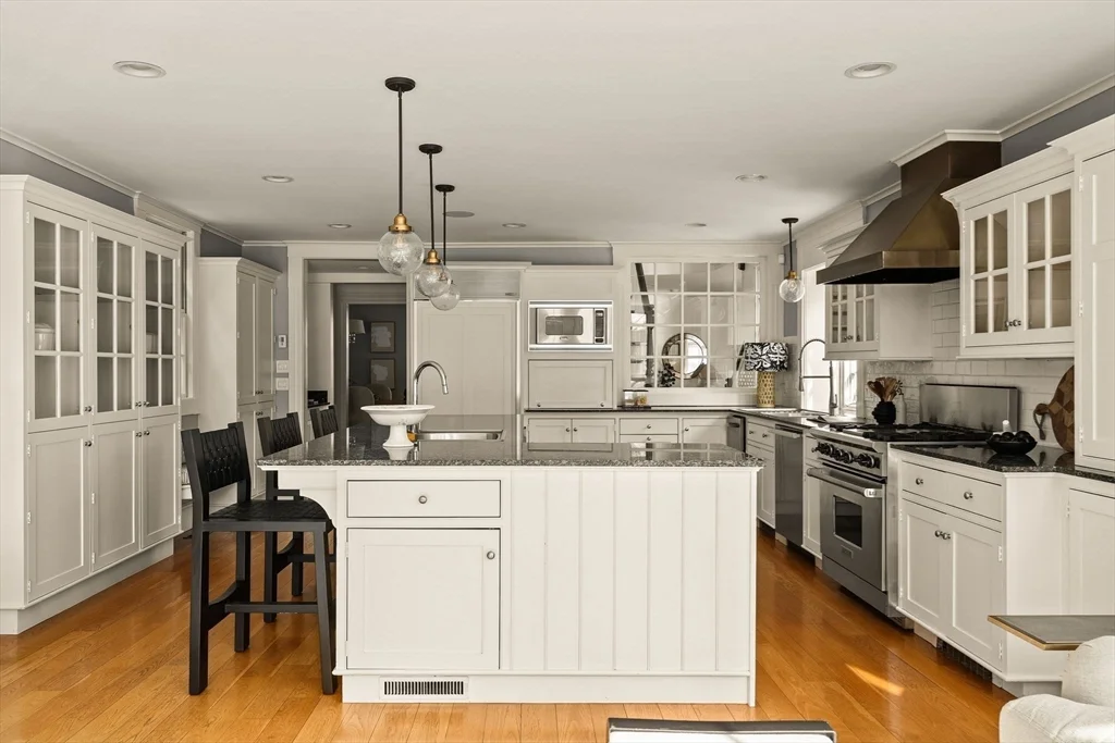 5 bed, 3 bath apartment for rent at 59 Harbor Ave, Marblehead Neck — photo 12 of 38
