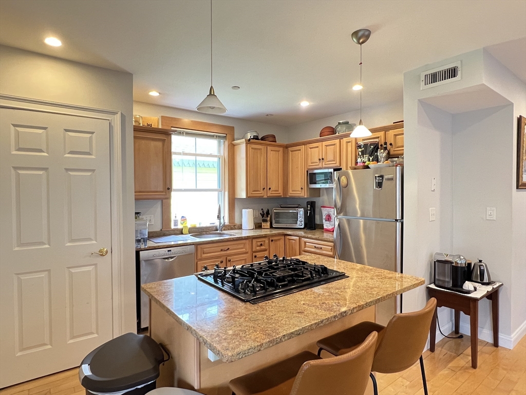 2 bed, 2 bath apartment for rent at 59 Howard St Unit 2, Riverside — photo 3 of 12