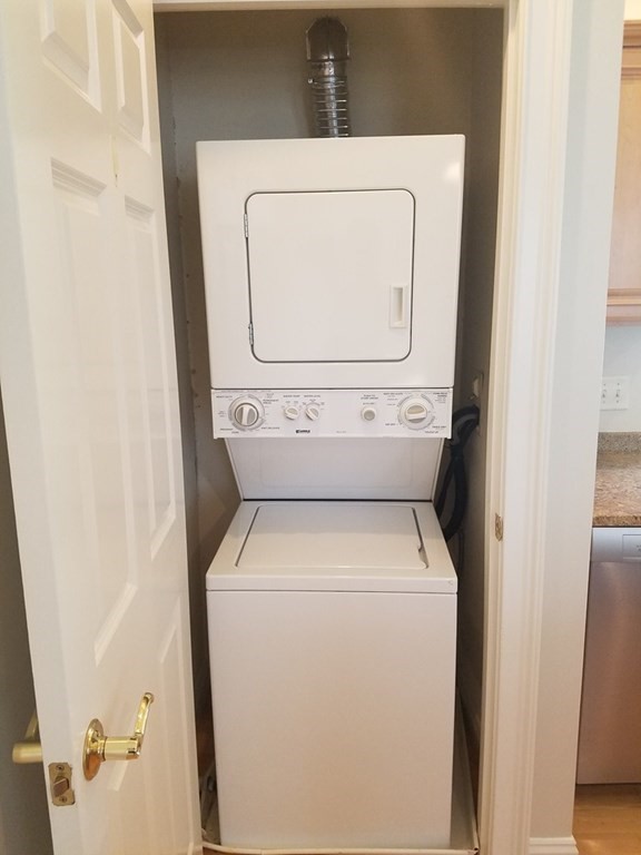 2 bed, 2 bath apartment for rent at 59 Howard St Unit 2, Riverside — photo 4 of 12
