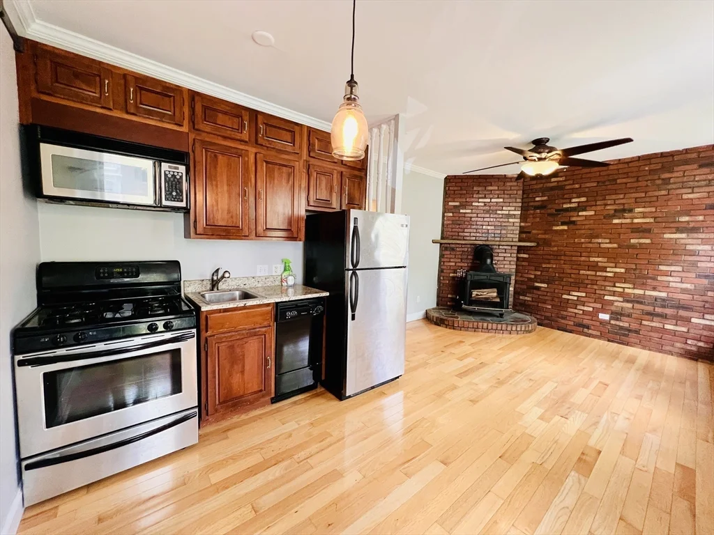 1 bed, 1 bath apartment for rent at 59 Phillips St Unit 5, Beacon Hill