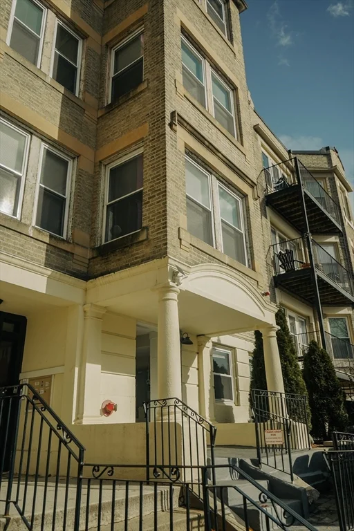 4 bed, 2 bath apartment for rent at 59 Strathmore Rd Unit A, Brighton — photo 3 of 17