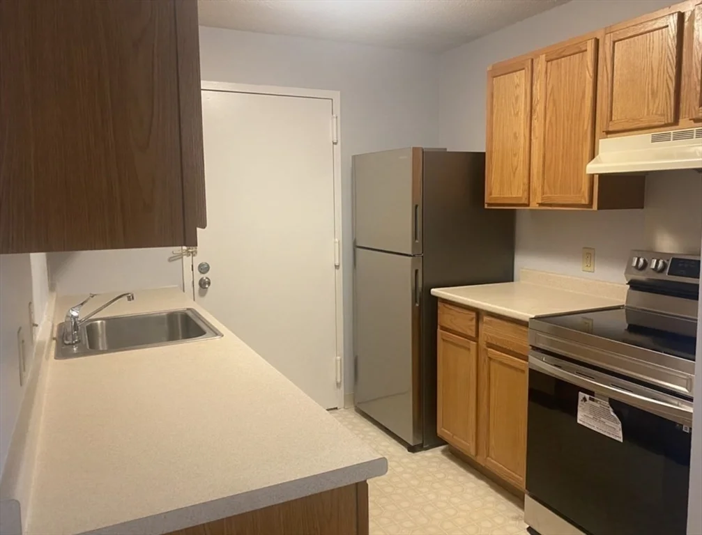 2 bed, 2 bath apartment for rent at 59 Village Brook Ln Unit 8, Natick — photo 3 of 10