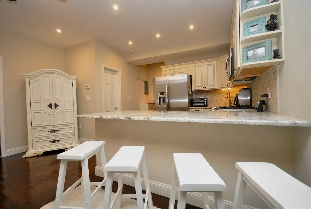 2 bed, 2 bath apartment for rent at 591 Beacon St Unit G, Fenway — photo 3 of 9