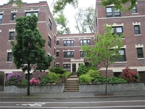1 bed, 1 bath apartment for rent at 592 Washington St Unit 3, Brookline — photo 1 of 6
