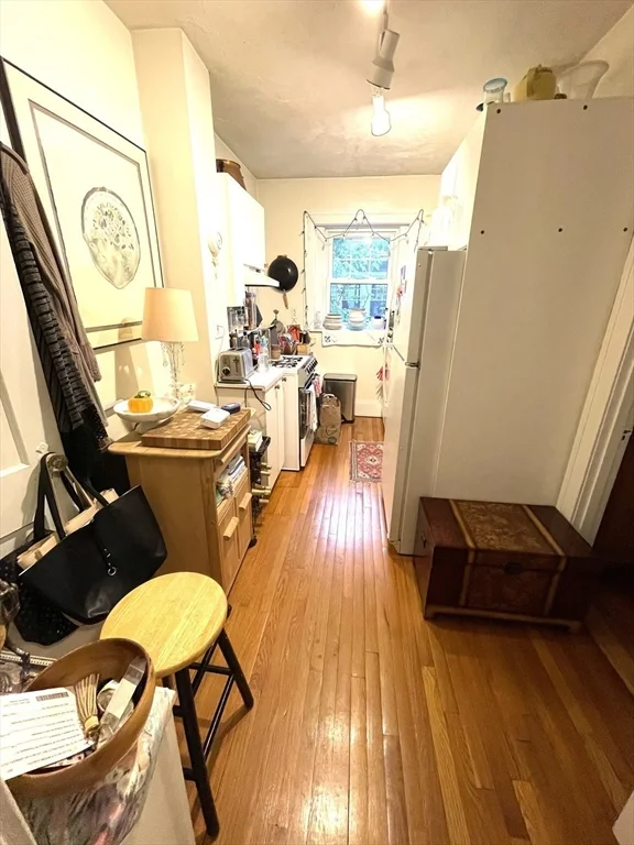 1 bed, 1 bath apartment for rent at 592 Washington St Unit 3, Brookline — photo 4 of 6