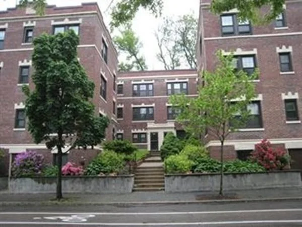 1 bed, 1 bath apartment for rent at 592 Washington St Unit 6, Aspinwall Hill — photo 1 of 9