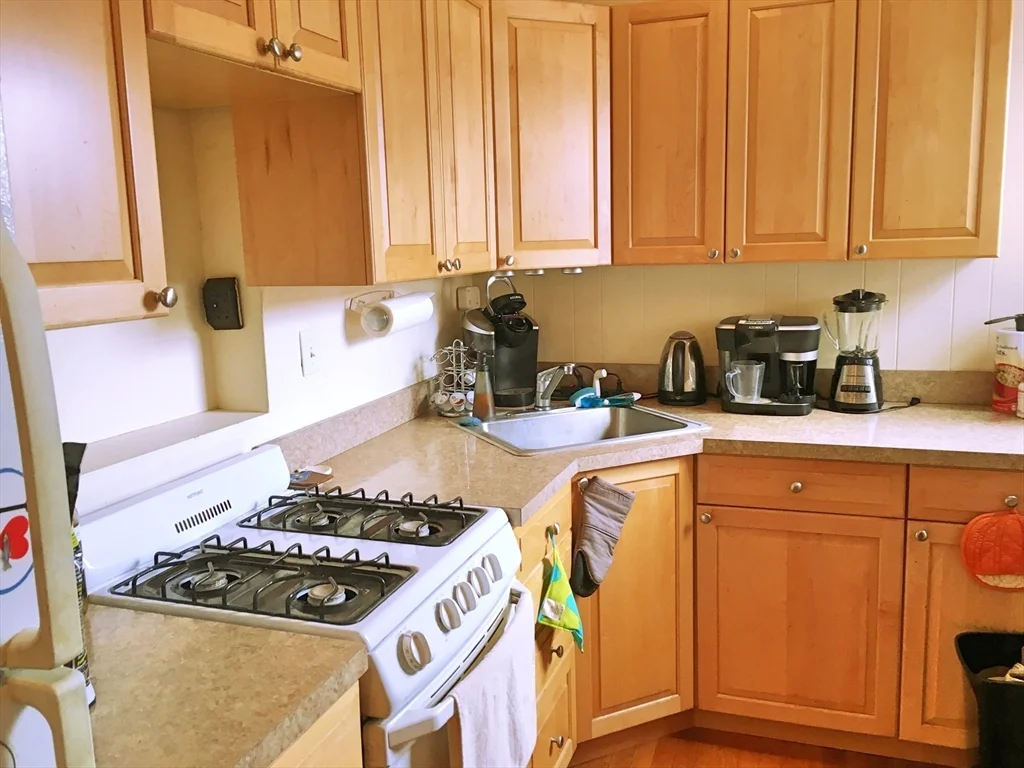 1 bed, 1 bath apartment for rent at 592 Washington St Unit 6, Aspinwall Hill — photo 3 of 9