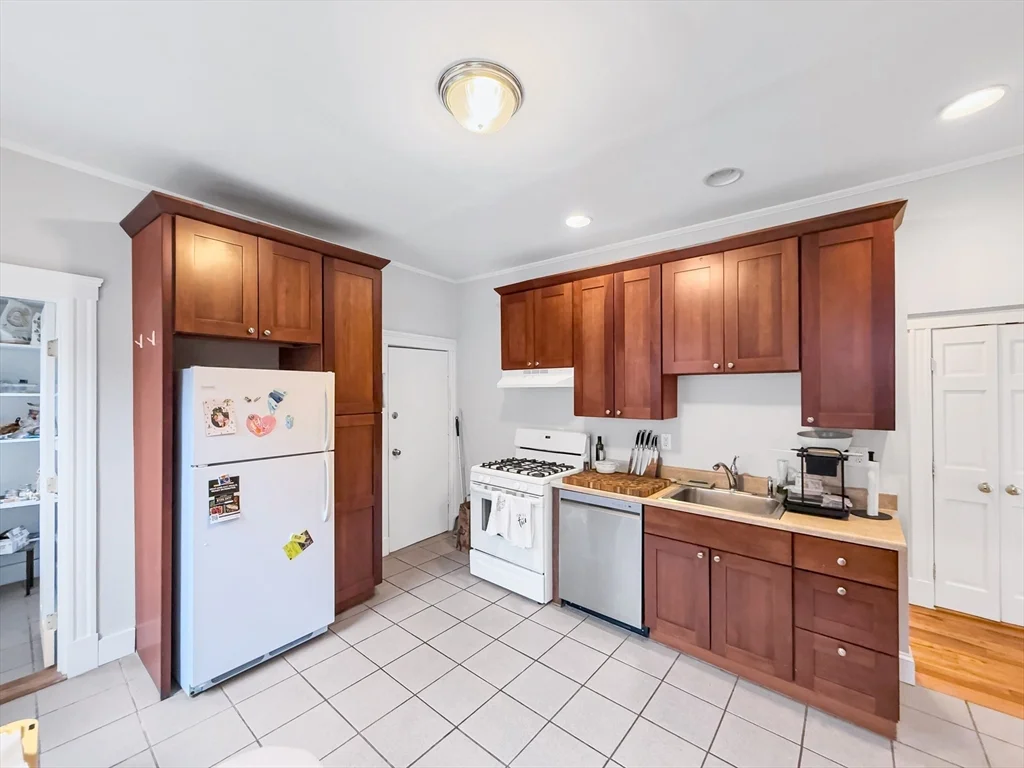 2 bed, 1 bath apartment for rent at 593 Centre St Unit 3, Jamaica Plain
