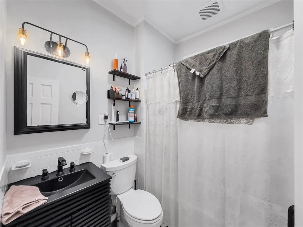 2 bed, 1 bath apartment for rent at 593 Centre St Unit 3, Jamaica Plain — photo 6 of 10