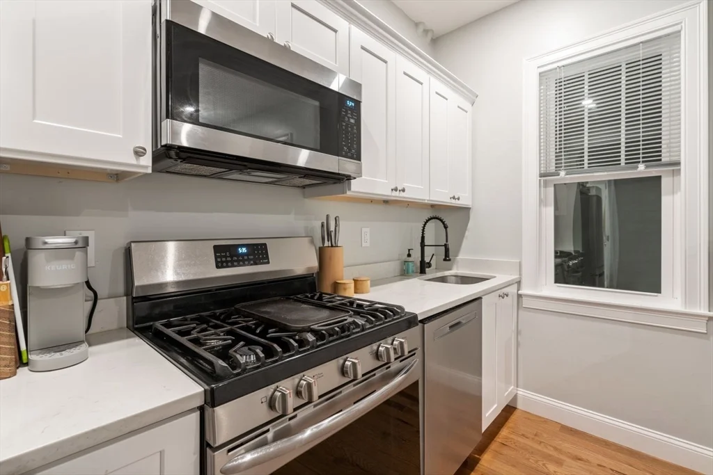 3 bed, 2 bath apartment for rent at 594 East 2nd Unit 2, South Boston — photo 3 of 24