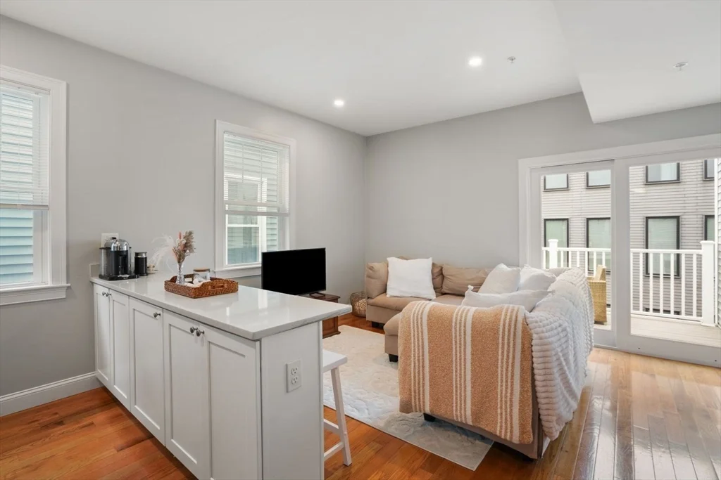 3 bed, 2 bath apartment for rent at 594 East 2nd Unit 2, South Boston — photo 4 of 24