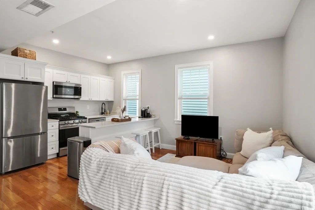 3 bed, 2 bath apartment for rent at 594 East 2nd Unit 2, South Boston — photo 5 of 24