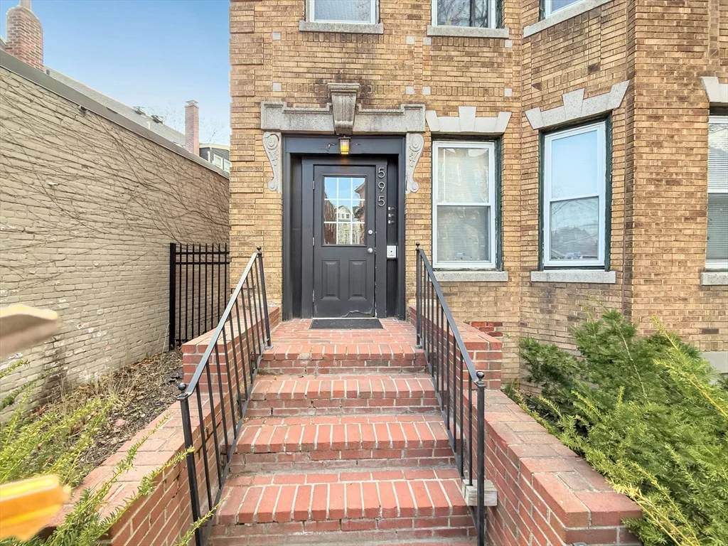 2 bed, 1 bath apartment for rent at 595 Centre St Unit 3, Jamaica Plain