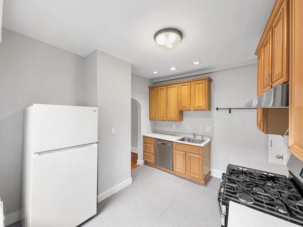 2 bed, 1 bath apartment for rent at 595 Centre St Unit 3, Jamaica Plain — photo 4 of 15