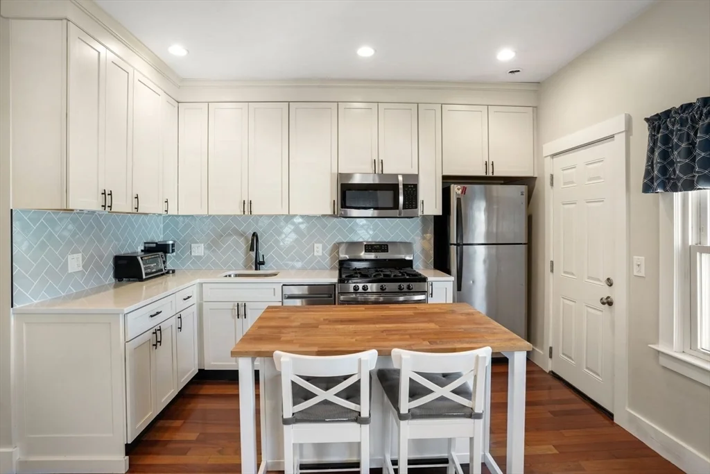 2 bed, 1 bath apartment for rent at 596 E 2nd St Unit 3, South Boston — photo 1 of 25
