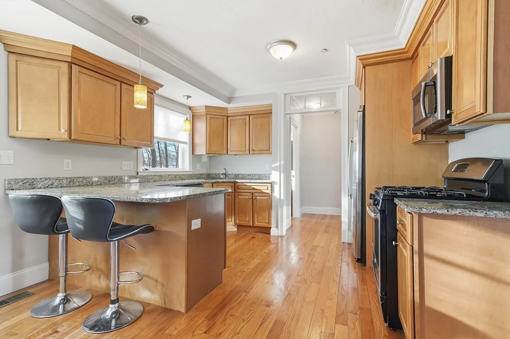 3 bed, 2 bath apartment for rent at 597 Sea St Unit 2, Quincy — photo 3 of 42