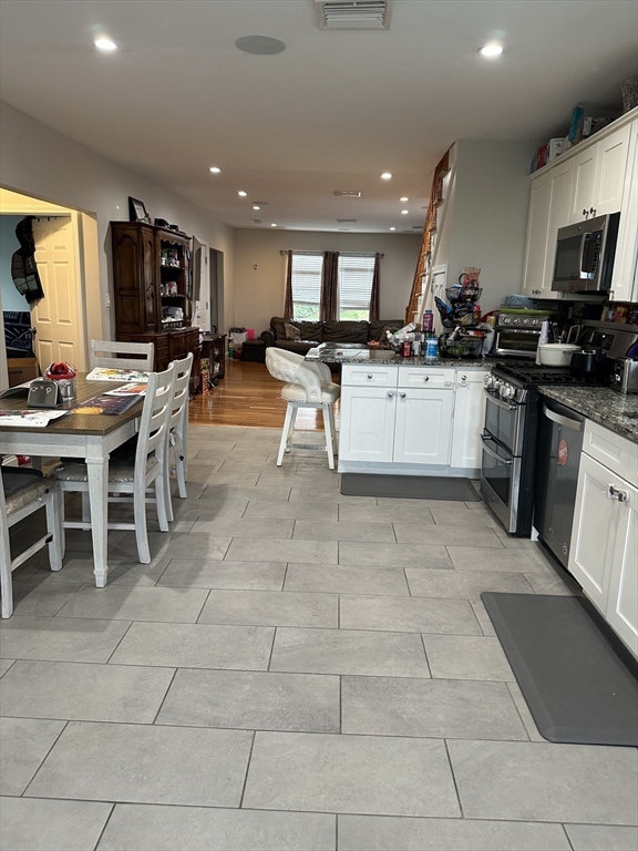 4 bed, 2 bath apartment for rent at 598 Beech Unit 2, Hyde Park — photo 4 of 21