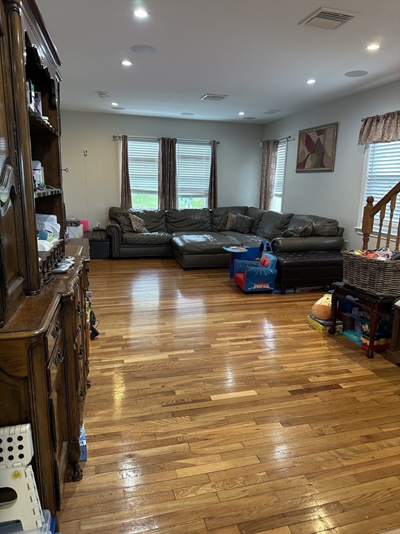 4 bed, 2 bath apartment for rent at 598 Beech Unit 2, Hyde Park — photo 3 of 21