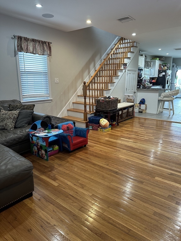 4 bed, 2 bath apartment for rent at 598 Beech Unit 2, Hyde Park — photo 2 of 21