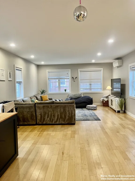 5 bed, 3 bath apartment for rent at 599 East Broadway Unit 2, South Boston — photo 3 of 24