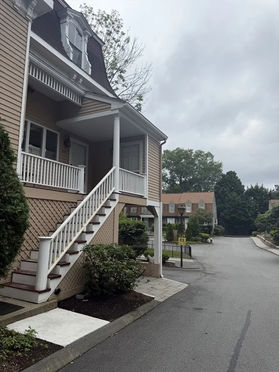2 bed, 2 bath apartment for rent at 599 Washington St Unit B, Wellesley — photo 3 of 10