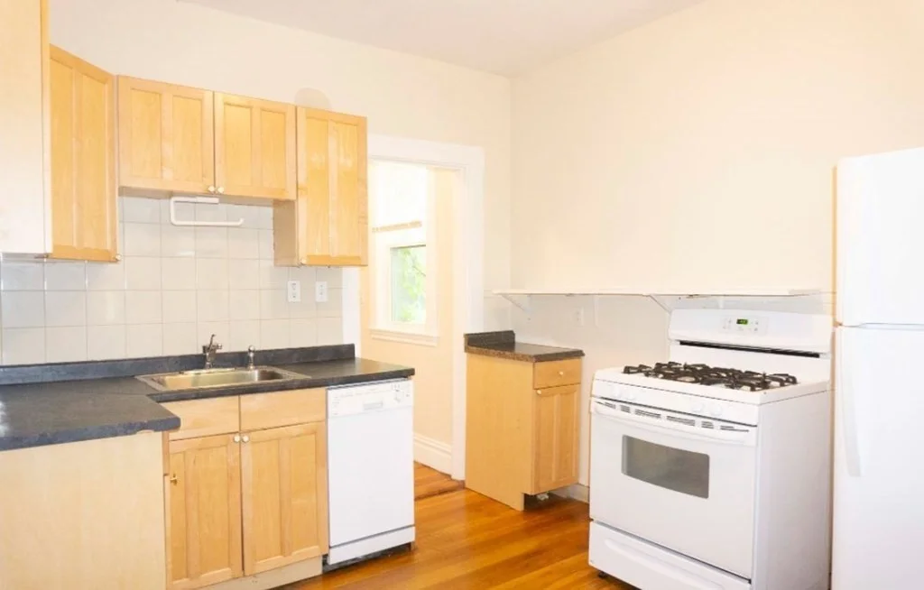 3 bed, 1 bath apartment for rent at 59A Strathmore Rd Unit 2, Brighton — photo 2 of 7