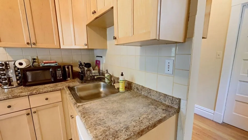 3 bed, 1 bath apartment for rent at 59A Strathmore Rd Unit 3, Brighton — photo 3 of 29