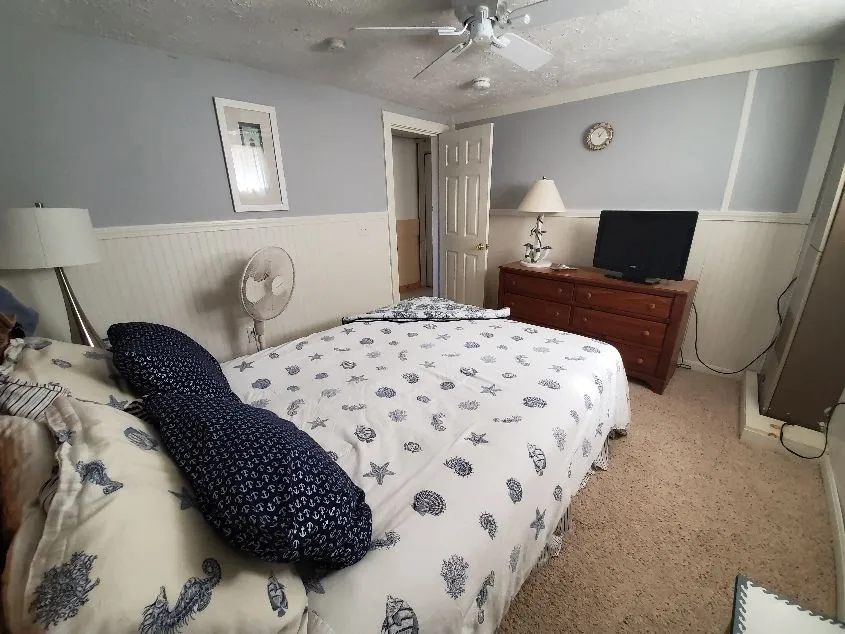 3 bed, 1 bath apartment for rent at 6 46th St Unit Weekly, Plum Island — photo 12 of 16