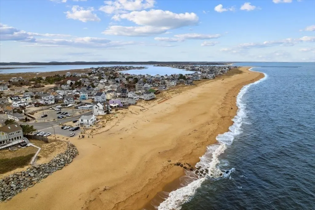 3 bed, 1 bath apartment for rent at 6 46th St Unit Weekly, Plum Island — photo 16 of 16