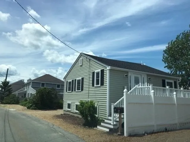 3 bed, 1 bath apartment for rent at 6 46th St Unit Weekly, Plum Island — photo 2 of 16