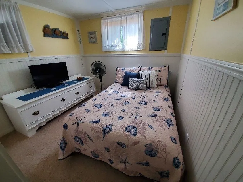 3 bed, 1 bath apartment for rent at 6 46th St Unit Weekly, Plum Island — photo 11 of 16