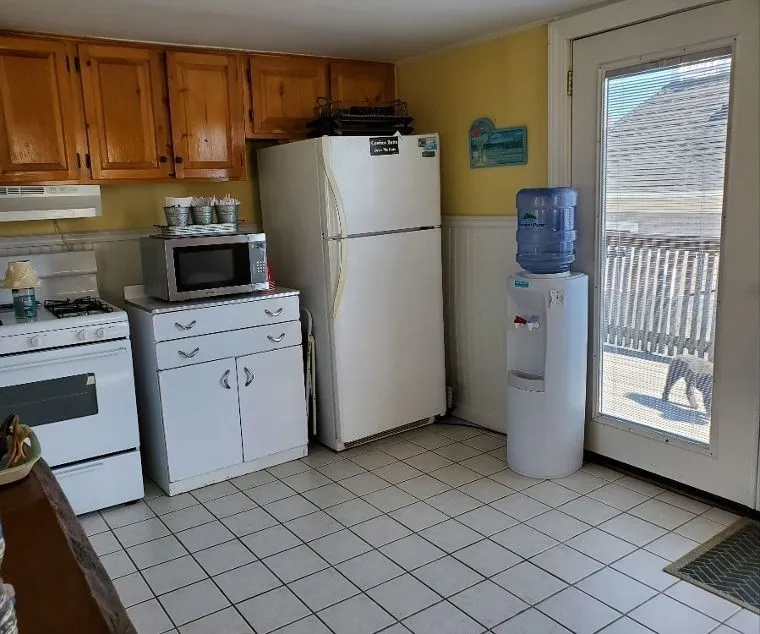 3 bed, 1 bath apartment for rent at 6 46th St Unit Weekly, Plum Island — photo 5 of 16