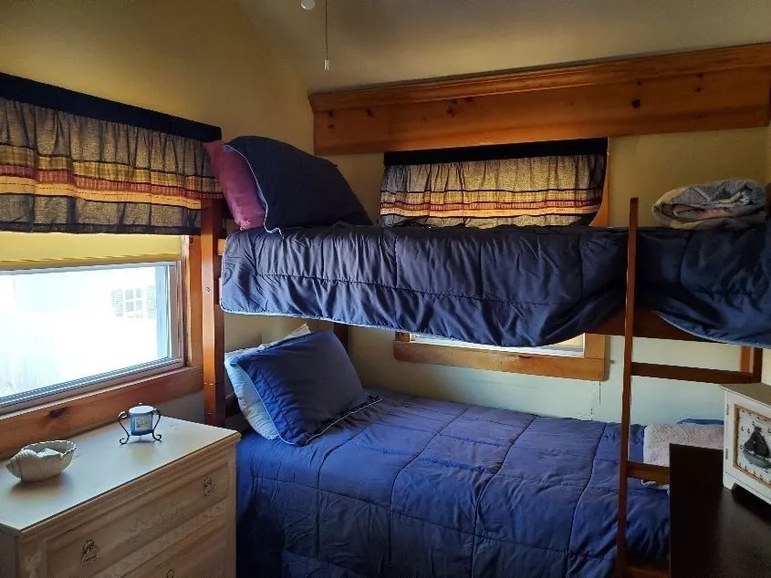 3 bed, 1 bath apartment for rent at 6 46th St Unit Weekly, Plum Island — photo 8 of 16