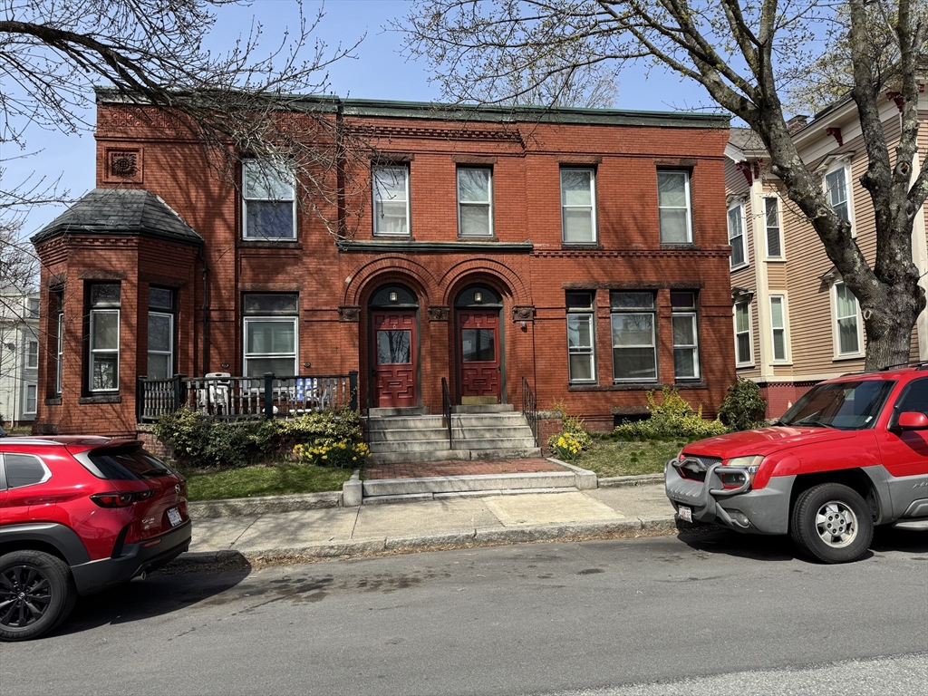 1 bed, 1 bath apartment for rent at 8 Park St Unit 5, Zip 01830