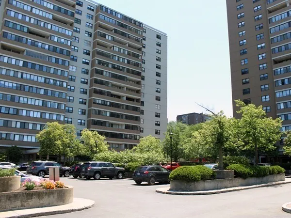 Studio bed apartment for rent at 6-8 Whittier Pl Unit Parking, West End