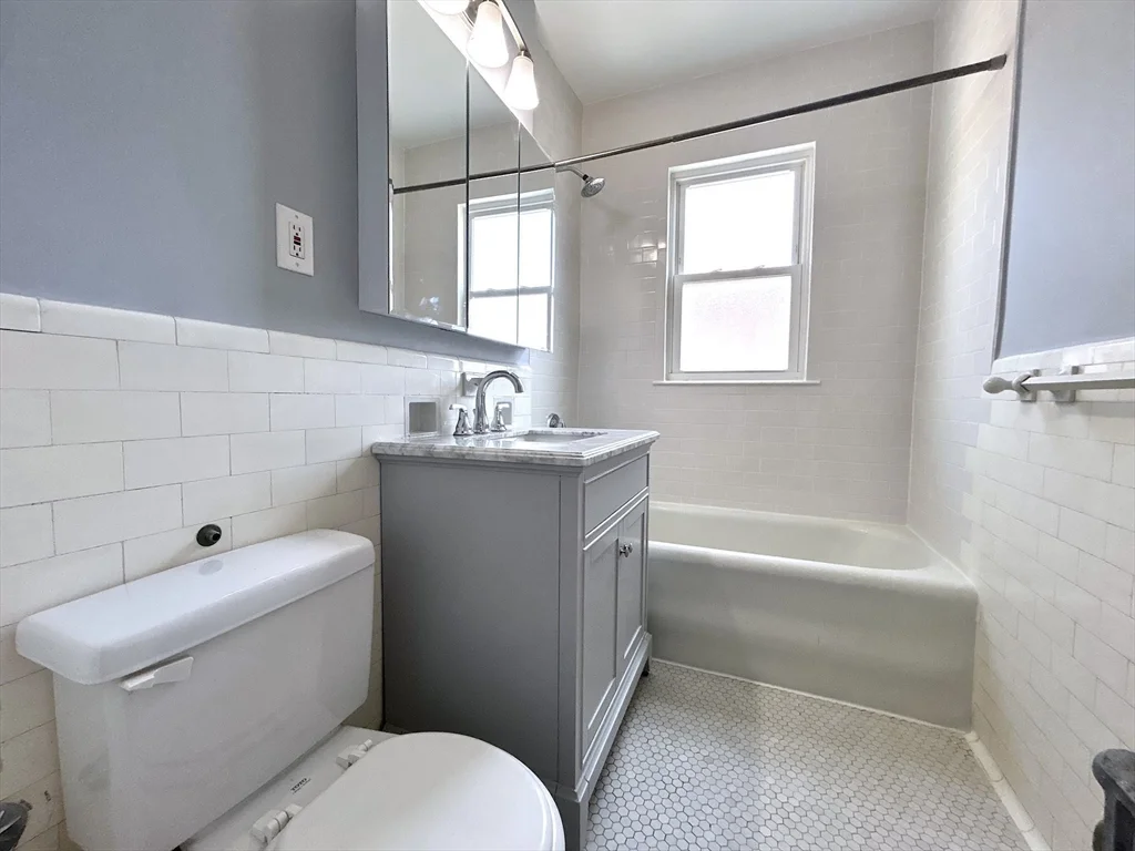 4 bed, 2 bath apartment for rent at 6 Alton Ct Unit 2, Coolidge Corner — photo 3 of 11