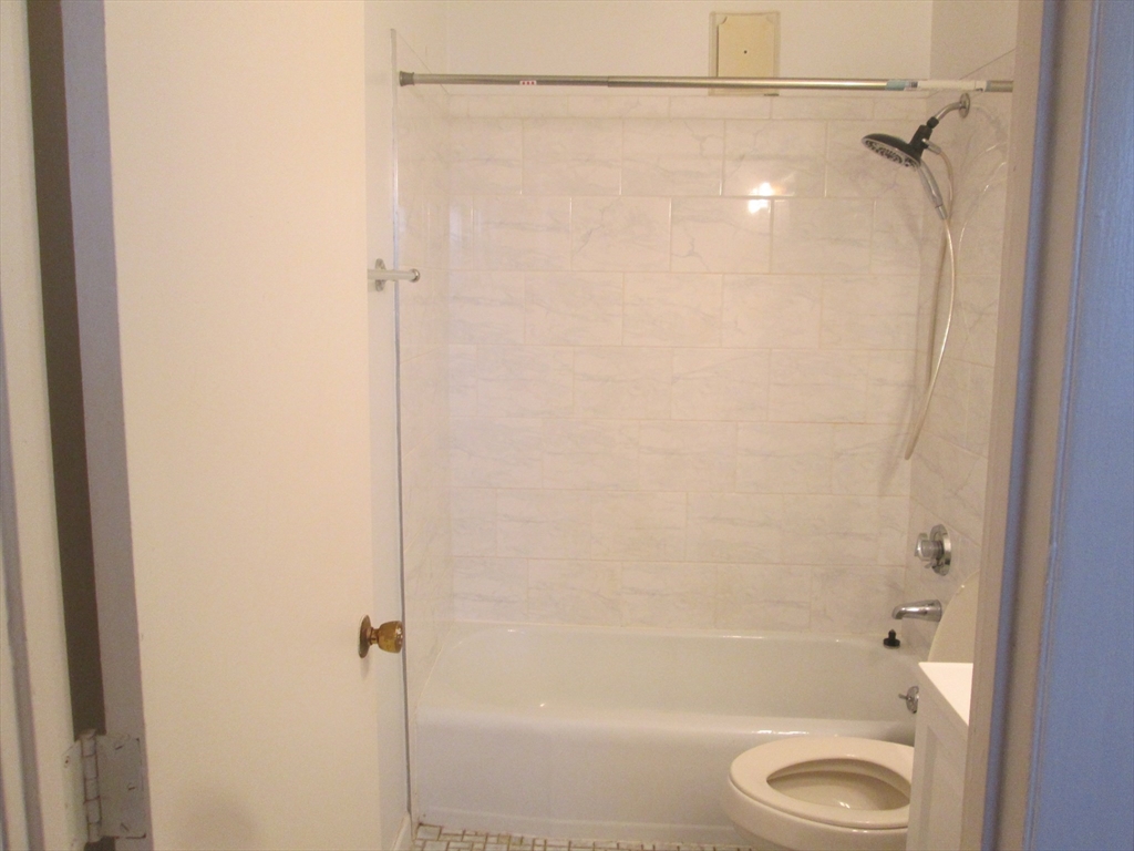 1 bed, 1 bath apartment for rent at 6 Arizona Unit 5, Arlington — photo 4 of 6