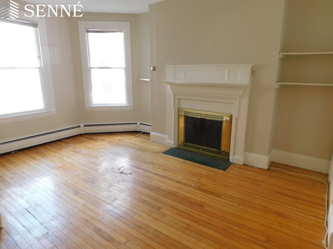 1.5 bed, 1 bath apartment for rent at 6 Arlington St Unit 11, Neighborhood Nine