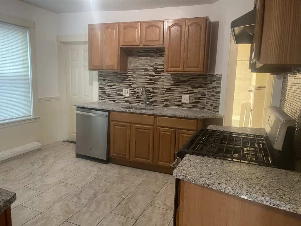 3 bed, 1 bath apartment for rent at 6 Bailey St Unit 1, Dorchester — photo 3 of 12