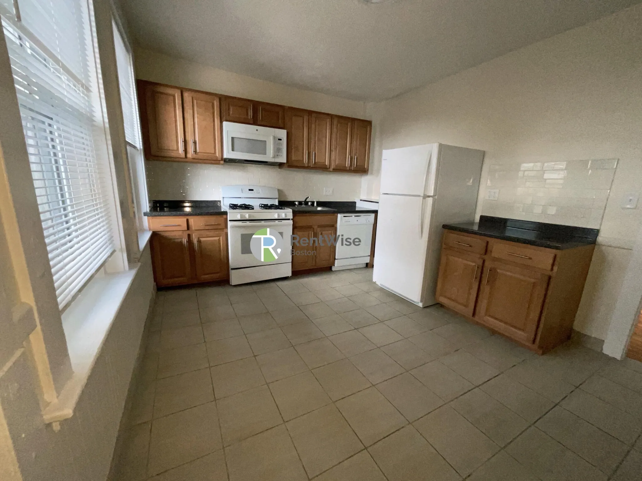 3 bed, 1 bath apartment for rent at 6 Barrows St Unit 4, Allston — photo 3 of 31