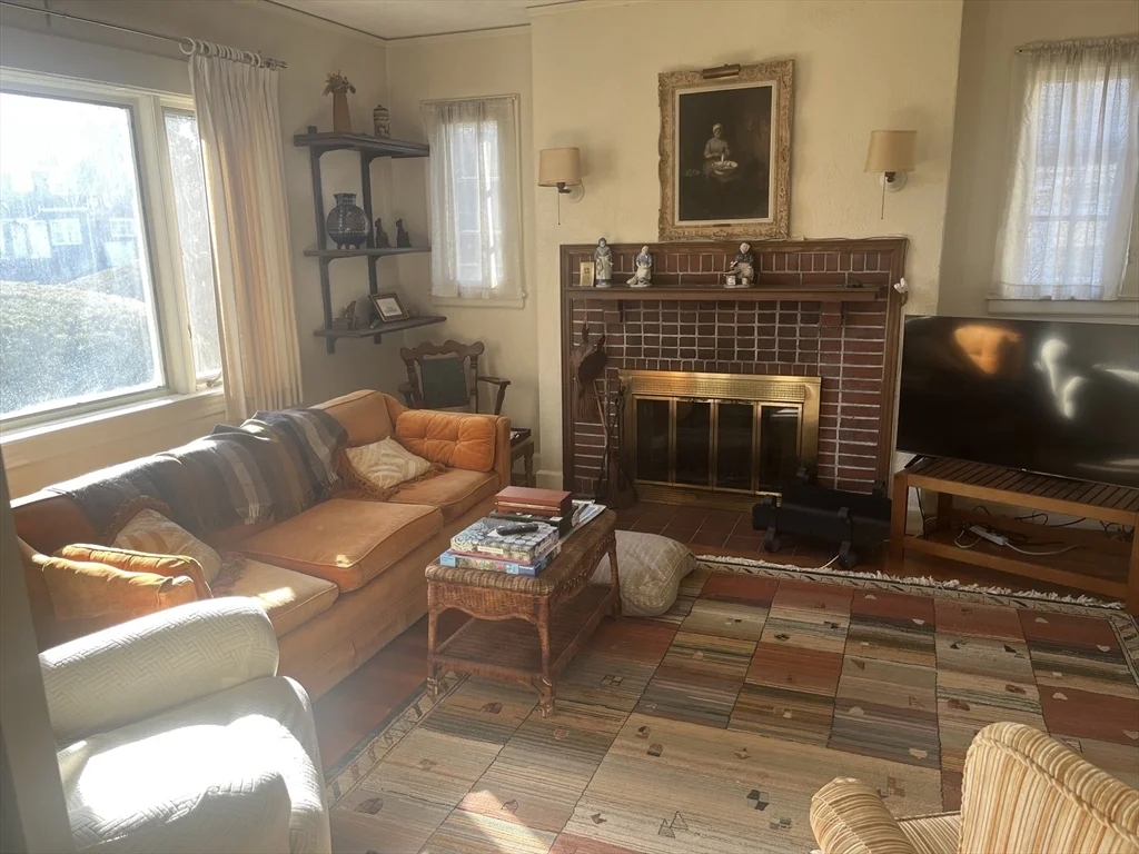 3 bed, 2 bath apartment for rent at 6 Bass Rocks Rd Unit 1, Bass Rocks — photo 4 of 16