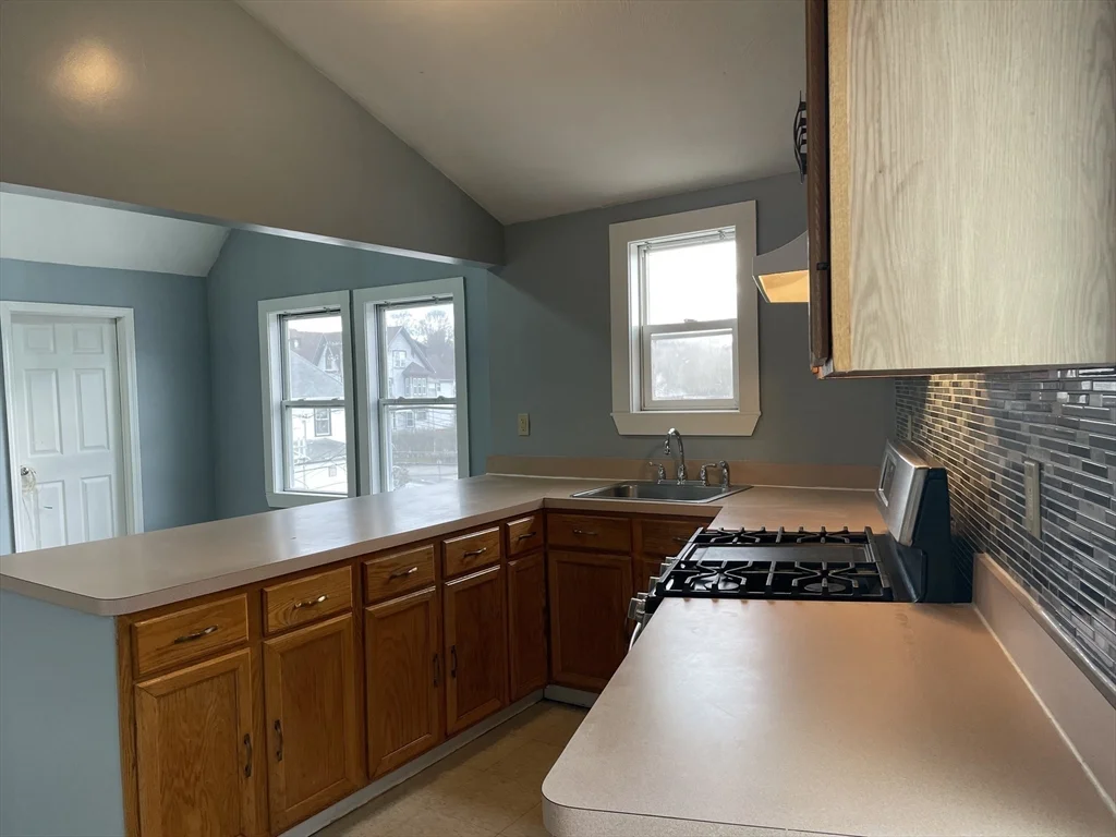 3 bed, 1 bath apartment for rent at 6 Beacon St Unit 3, Hyde Park — photo 6 of 11