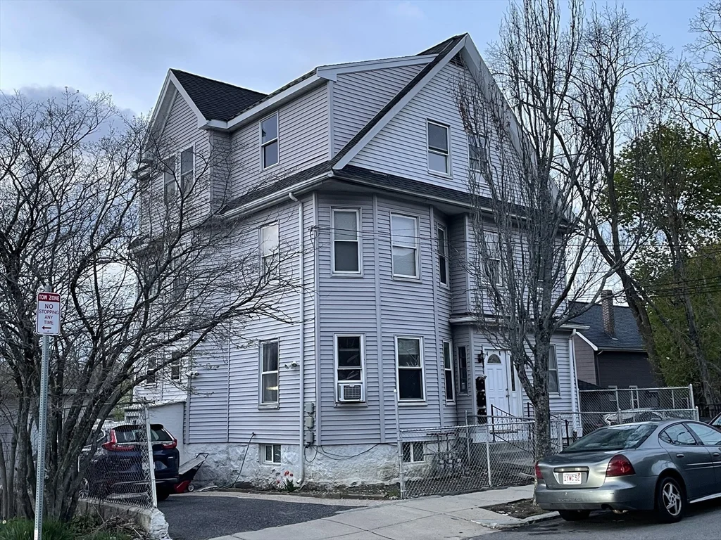 3 bed, 1 bath apartment for rent at 6 Beacon St Unit 3, Hyde Park — photo 3 of 11
