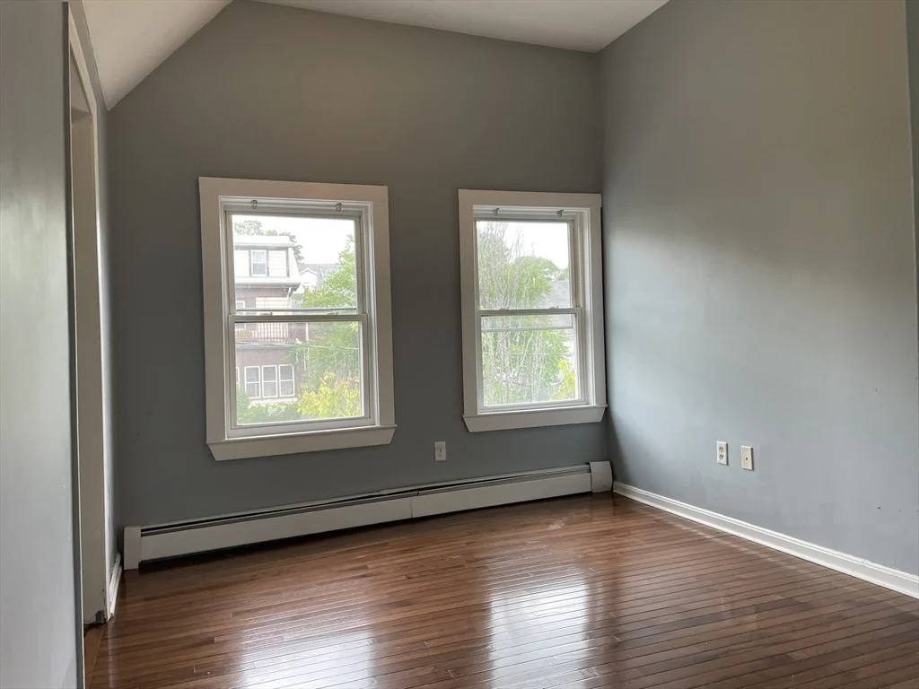 3 bed, 1 bath apartment for rent at 6 Beacon St Unit 3, Hyde Park — photo 8 of 11
