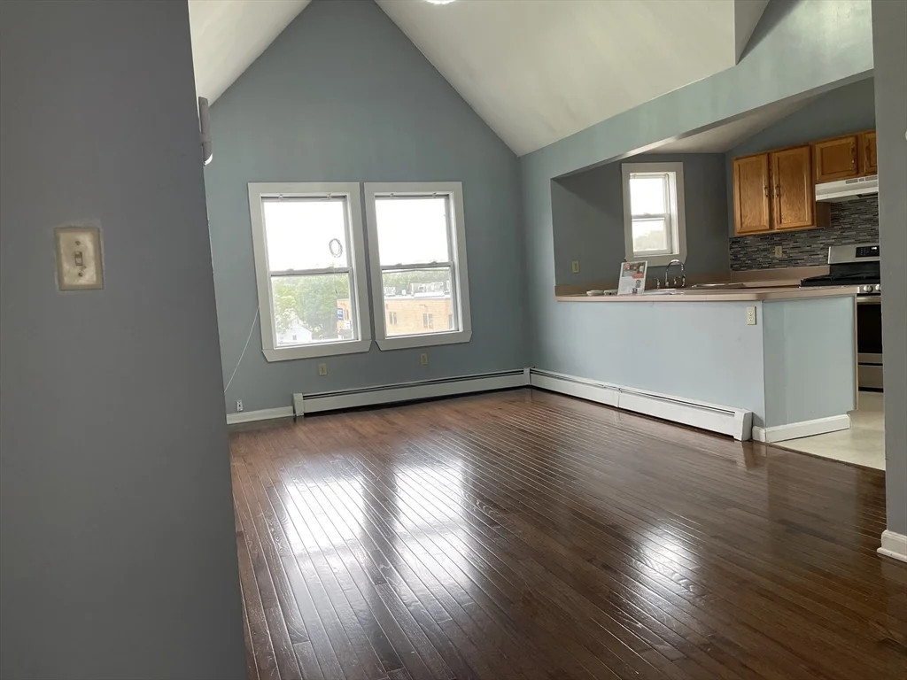 3 bed, 1 bath apartment for rent at 6 Beacon St Unit 3, Hyde Park — photo 4 of 11