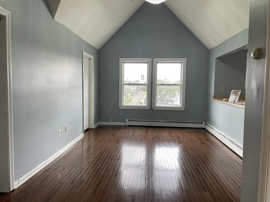 3 bed, 1 bath apartment for rent at 6 Beacon St Unit 3, Hyde Park — photo 5 of 11