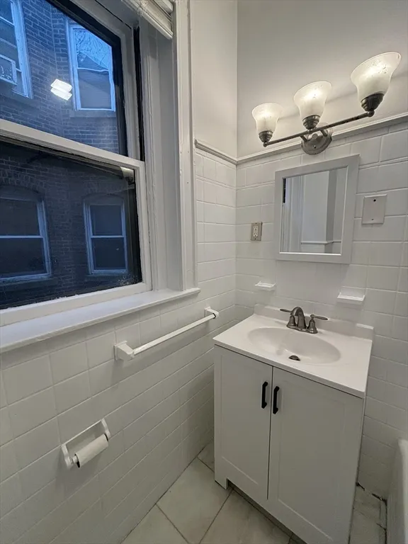 4 bed, 1 bath apartment for rent at 6 Beals St Unit 2, North Brookline — photo 6 of 9